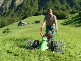 Nářadí pro úpravu travnatých ploch